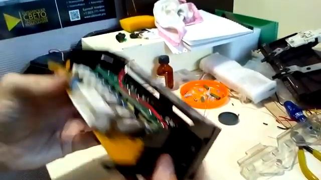 Mazda MPV LV. Установка платы подсветки в блок климат-контроля смотреть онлайн