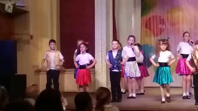 Песня Светит солнышко. Весна 2018 смотреть онлайн