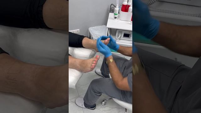 Рефлекторный массаж стоп, делает подолог Юрий Ковальский, начало / НОГИМЕД смотреть онлайн