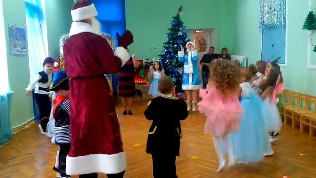 8 Танец - "Новогодняя считалка" ("И раз, два, три, сколько мальчиков хороших посмотри...") смотреть онлайн
