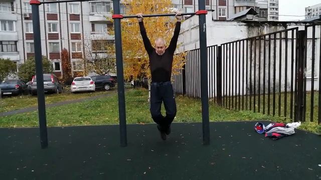 Вис на влажном турнике 3 минуты 20 секунд Н.Л. Обухов. 67-лет. После отказа от пищи и воды 36 ч смотреть онлайн