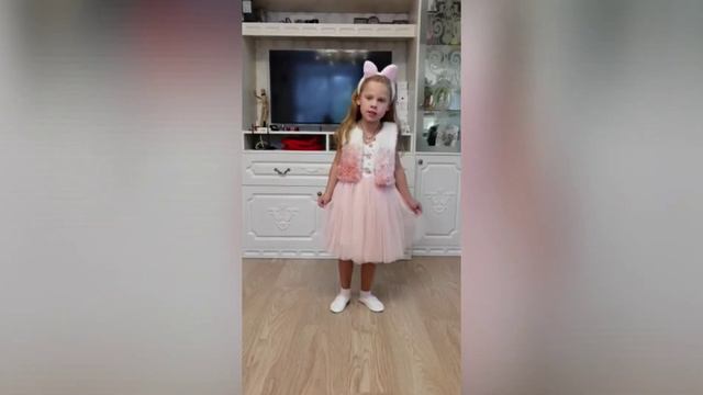 Я пушистый беленький котёнок , Лебедь Александра 6 лет смотреть онлайн