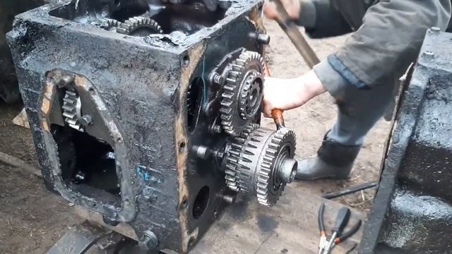 Разобрали Трактор мтз 82 - Ремонт кпп замена шестерни задней первой и 6 передачи смотреть онлайн