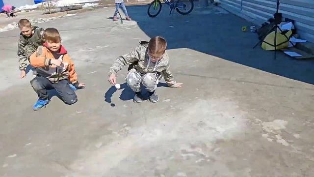 КТО ПОСЛЕДНИЙ ОТПУСТИТ РУКИ ОТ ПОЛА, ПОЛУЧИТ 100 РУБЛЕЙ смотреть онлайн