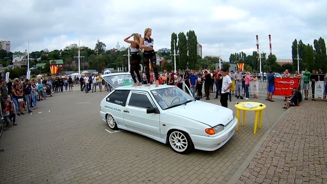 Танец ДЕВУШЕК на КРЫШЕ ВАЗ 2113 смотреть онлайн