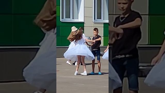 Репетируем #менуэт. Красивый #танец от #смайл. Скоро #праздник - #деньзнаний. Нас ждёт #школа смотреть онлайн