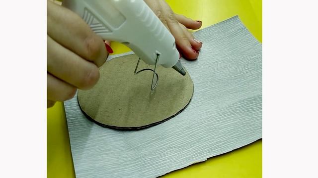 Идея из БУМАГИ и ПЛАСТИКОВОЙ БУТЫЛКИ своими руками. DIY Цветы из бумаги в пластиковой колбе смотреть онлайн