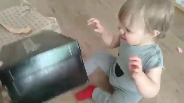 А что внутри!? Очень веселая развивающая игра! Игра для детей 1-1,5 года смотреть онлайн