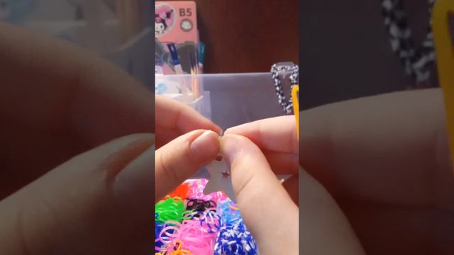 это (2 часть)❤️ видео называется:как сплести браслет из резинок, с белком,и как соединить ❤️ смотреть онлайн