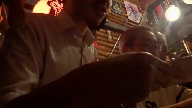 全て200円の焼鳥に一品料理、絶品ラーメンで〆る！新宿歌舞伎町の裏路地にて赤ちょうちん灯るディープ過ぎる穴場焼鳥店！【道しるべ】【焼鳥㉑】【IKKO'S FILMS】【品川イッコー】 смотреть онлайн