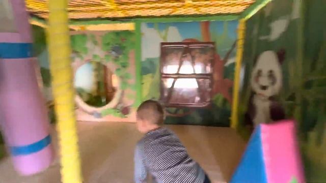 Ваня и Мама играют в игрушки на площадке для детей и веселятся с друзьями смотреть онлайн
