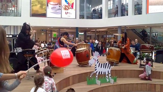 Японские барабанщики. Открытие нового магазина UNIQLO ТЦ "МЕГА Теплый Стан" (Москва) смотреть онлайн