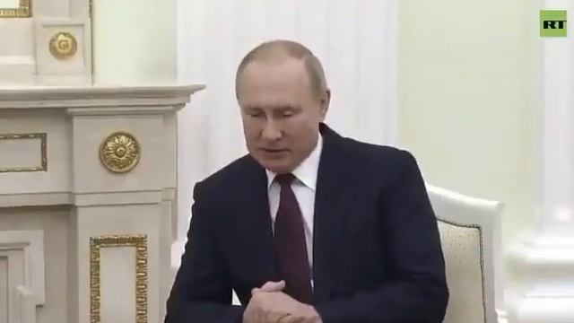 А взгляд то крысёныш отводит, а ручонку теребит, а ножка то дергается, язык заплетается, а ёрзает к смотреть онлайн