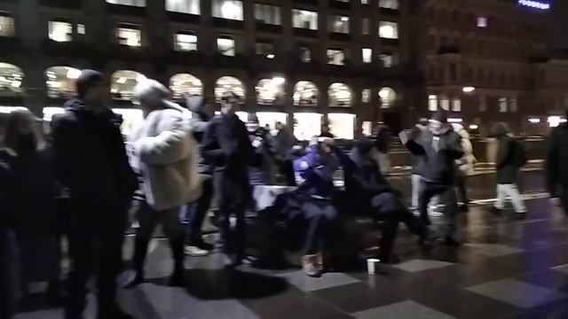 УЛИЧНЫЕ МУЗЫКАНТЫ СПб,Глеб Васильев и гр.Шумные Соседи(6)22.11.23. смотреть онлайн