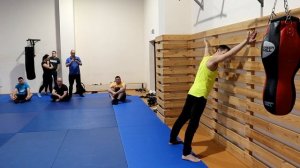 Наружный досмотр под угрозой применения оружия (специального средства) в положении стоя у стены