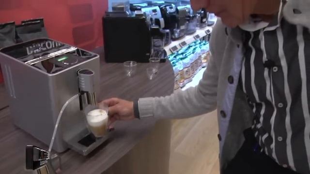 Jura Ena Micro 9 One Touch cappuccino, productvideo, uitleg Koffiediscounter.nl смотреть онлайн