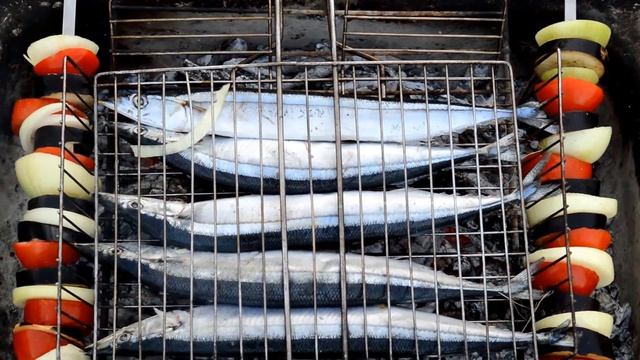 Пикник. Отдых на речке. Готовим рыбу на костре смотреть онлайн