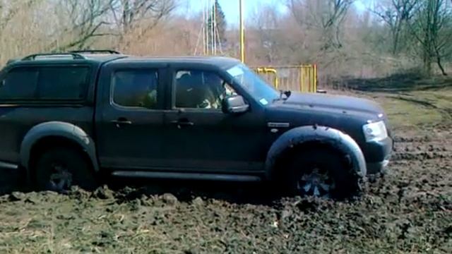 Джип застрял в грязи смотреть онлайн