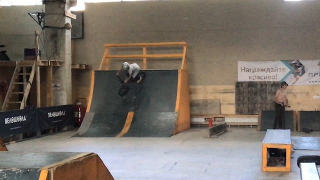 BMX kids: Тренировочная попытка Артёма Дмитриева перед соревнованиями смотреть онлайн