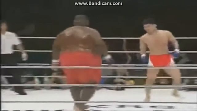 Шок! 300 кг сумоист VS 70 кг боец MMA. Смотреть до конца!)) смотреть онлайн