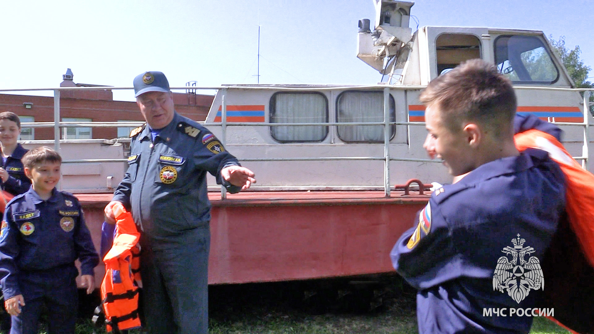 Кадеты - за лето без опасных приключений! смотреть онлайн