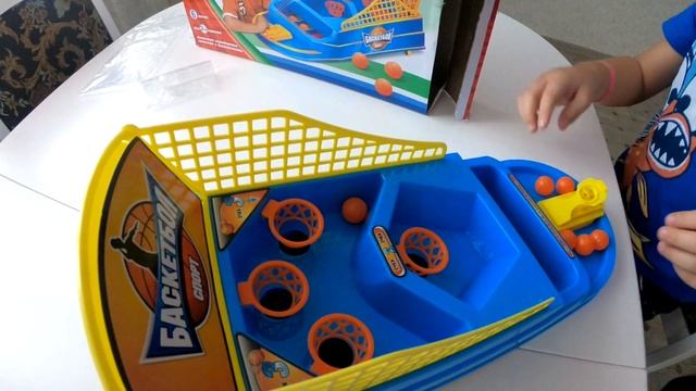 Играем в настольную игру БАСКЕТБОЛ, распаковываем сюрпризы! смотреть онлайн