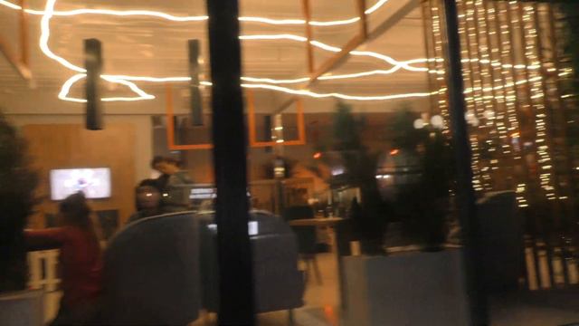 Феодосия на набережной много людей, лебеди. смотреть онлайн