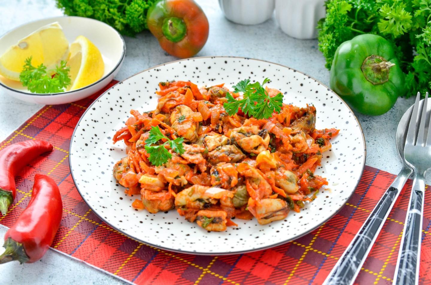 КАК ПРИГОТОВИТЬ МИДИИ С ТОМАТНЫМ СОУСОМ С ЧЕСНОКОМ смотреть онлайн