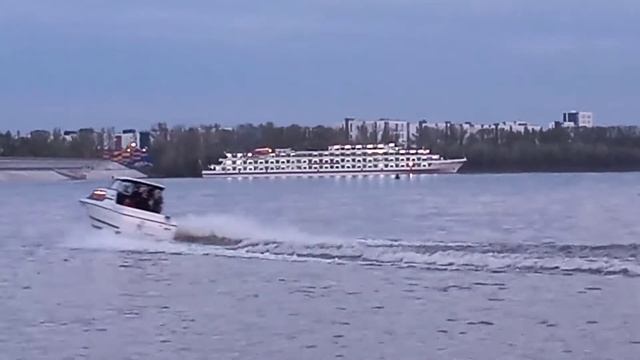 Уфа 4 больших 4 палубных теплохода Александр Пушкин Северная сказка некрасов и ещё один. 4 мая 2022 смотреть онлайн