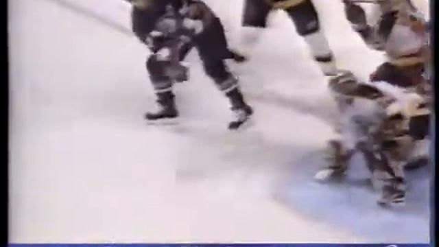 Alexei Zhitnik beats Byron Dafoe with a goal for Sabres (20 nov 1997) смотреть онлайн