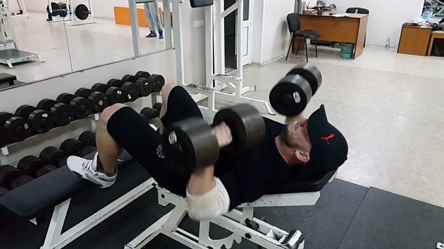 Тренировка груди жим гантелей 40 кг наклонная скамья (Денис Ваганов) смотреть онлайн