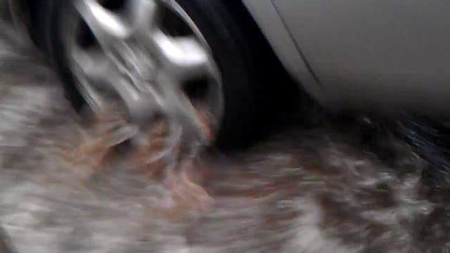 Затопило машину. ходил перегонять - промок сам