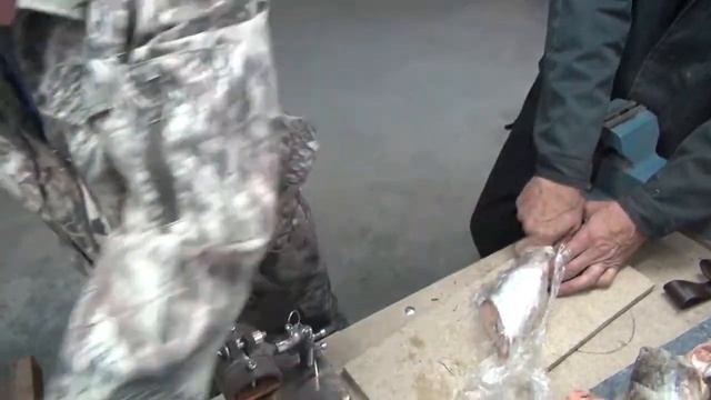 Видео испытаний ножа Модель С2 с клинком из кованой стали Х12МФ смотреть онлайн