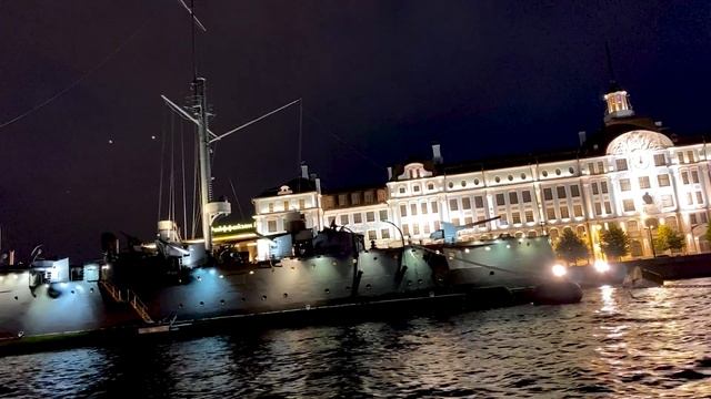 Вид на Санкт-Петербург с реки Невы / Крейсер Аврора смотреть онлайн