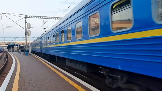 ЧС8-024 с пассажирским поездом отправляется с Киев   пасс