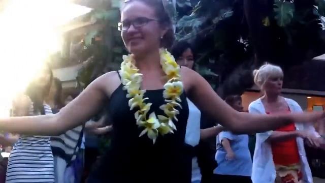 Танцую гавайский танец. Да, у меня 2 пары очков на лбу и носу LOL смотреть онлайн