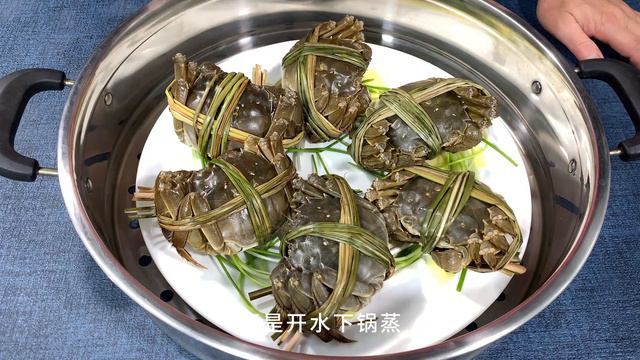 金秋10月毛蟹肥，做法就像烧开水，蟹黄完整肉鲜美，吃完蟹肉吸吸水