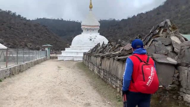 Окрестности Намче-Базара, аэропорт. В день отдыха команда Клуба 7 Вершин "Эверест-22" смотреть онлайн