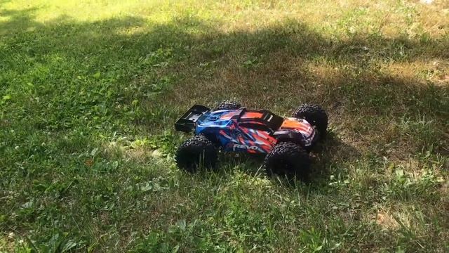 Traxxas eRevo 2.0 Quickie-jumps and self righting glory!! смотреть онлайн