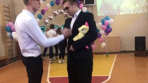 Поздравление  от 10 класса на последнем звонке. Танец (флешмоб)