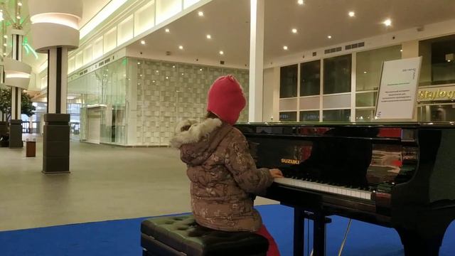Маша красиво играет на фортепиано в Зеленопарке! смотреть онлайн