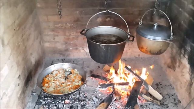 База отдыха Саратовской области в охотугодьях "ЗАЯЧЬИ УШКИ" 4-Борщ на костре.-KMBMAX смотреть онлайн