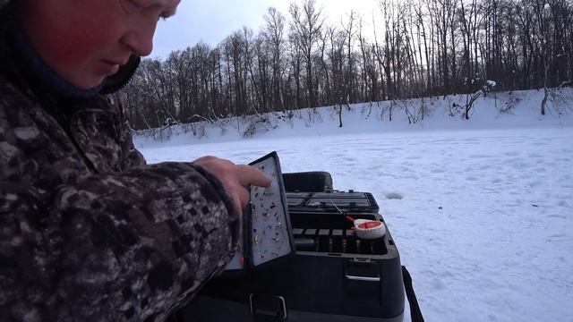 КУДА ПОСТАВИТЬ ЖЕРЛИЦЫ ЧТОБЫ КЛЮНУЛА ЩУКА! ЛОВЛЯ ЩУКИ НА ЛЕСНОЙ РЕКЕ В ГЛУХОЗИМЬЕ! НОВАЯ ЖЕРЛИЦА!