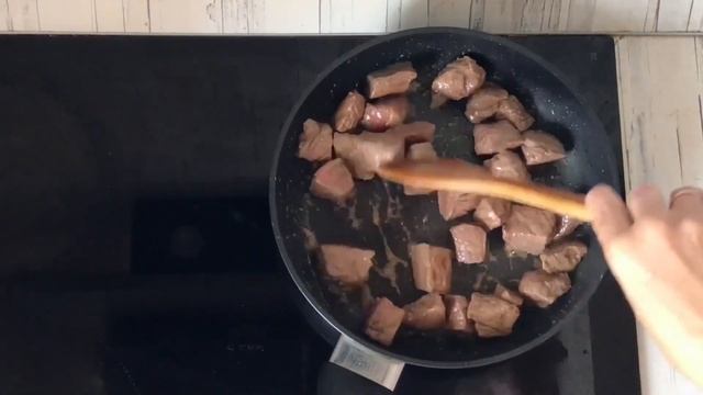 КАК ПРИГОТОВИТЬ МЯСО В СМЕТАНЕ В ГОРШОЧКЕ? Жаркое с овощами на сытный обед или ужин смотреть онлайн