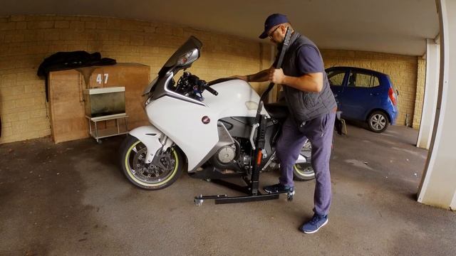 Honda VFR 1200F Stand central de ridicare смотреть онлайн