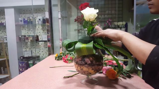 Flowers and Chocolate Arrangement (2020) || Floral Arrangement with Jar of Chocolates смотреть онлайн