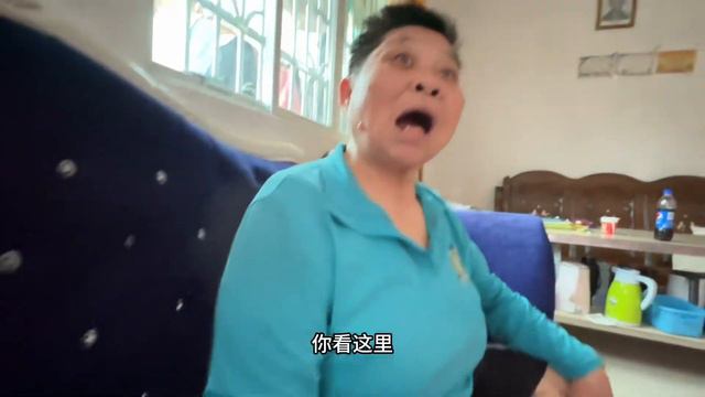 妈和女婿抢红包，让他笑得合不拢嘴，妈每次跟我们在一起都很开心 смотреть онлайн