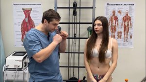 Каратистка на мануальной терапии (Karate girl in manual therapy)
