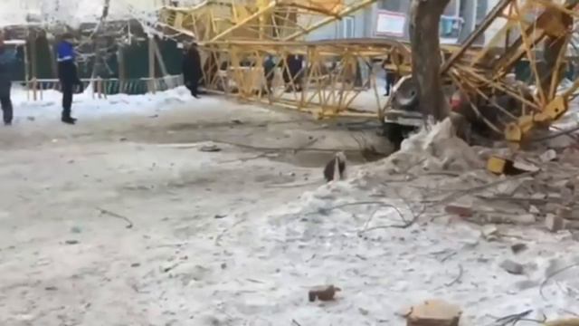 Упал кран на жилой дом в Кирове смотреть онлайн