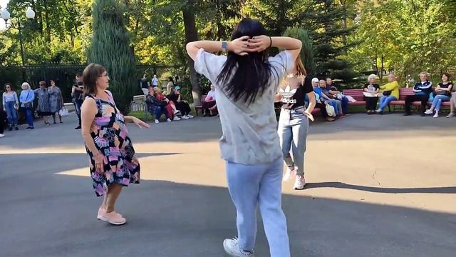 ЦЫГАНСКАЯ ПОЛЕЧКА! ТАНЦЫ ХАРЬКОВ УКРАИНА ОКТЯБРЬ 2023 смотреть онлайн